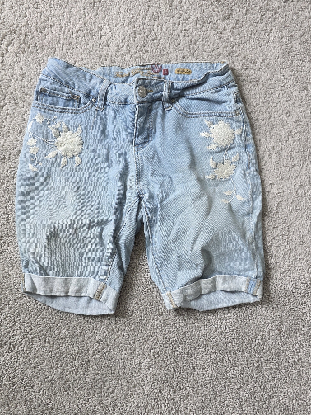 Faded Glory Light Wash Embroidered Bermuda Denim Shorts Women’s Size 4
